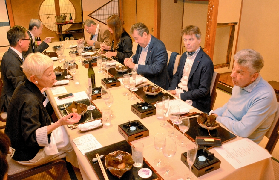 開花亭を訪れ、福井の味を堪能するフォール氏（右から3人目）や仏著名シェフら＝10月24日夜、福井県福井市中央3丁目