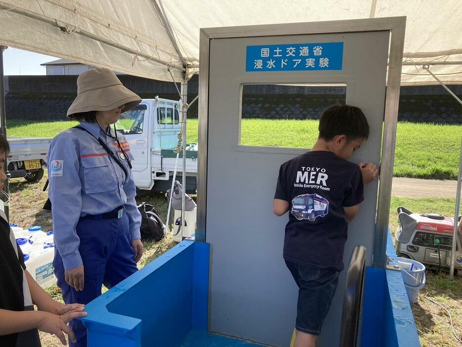 浸水ドア体験に参加する子ども