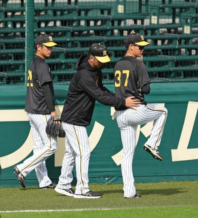 阪神・及川雅貴㊨を指導する藤川球児監督（撮影・沢野貴信）