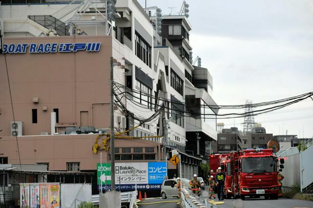 「ボートレース江戸川」で火災が発生し、消防車が集まった。17日のレースは中止となった=2024年10月17日午前10時1分、東京都江戸川区東小松川3丁目、藤田大道撮影