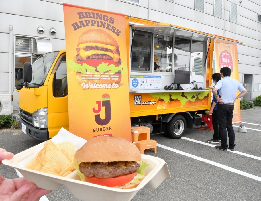 PLANTが新たに運営を始めた「JJ BURGER」のキッチンカー＝福井県坂井市坂井町