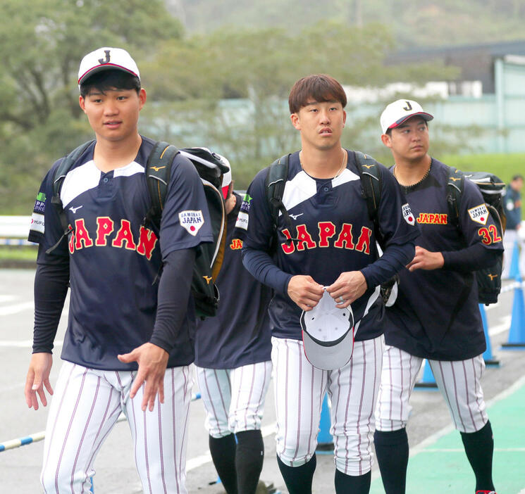 雨で室内練習場に移動する、左から阪神森下、広島小園、ロッテ佐藤（撮影・上山淳一）