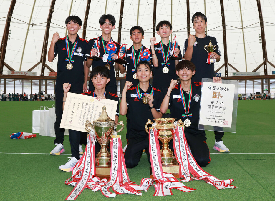 大学駅伝シーズンの幕開けを告げる第３６回出雲全日本大学選抜駅伝競走で優勝し、記念撮影する国学院大の選手たち＝１４日、島根県出雲市