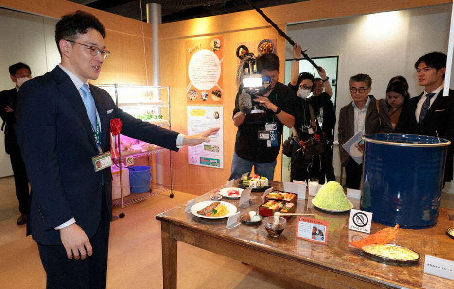 「南極飯」を説明する元南極観測隊員の田留健介・准教授（左）＝世田谷区の東京農大で