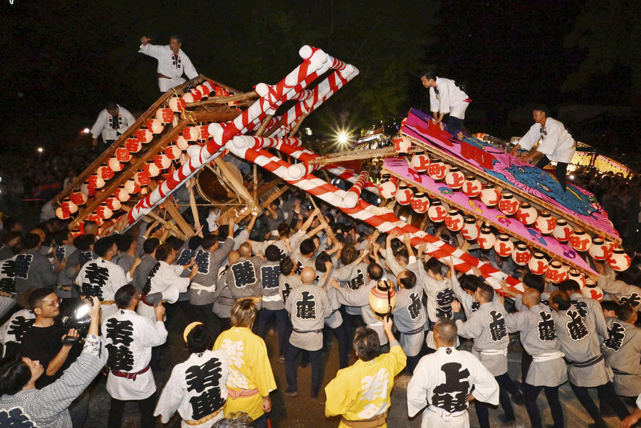 八幡神社境内で、威勢のいいかけ声とともに激しくぶつかり合う屋台＝5日午後9時30分、福島市飯坂町