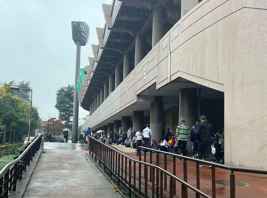 雨の平日朝8時から約500人が列をつくる高校野球関東大会（撮影・金子真仁）