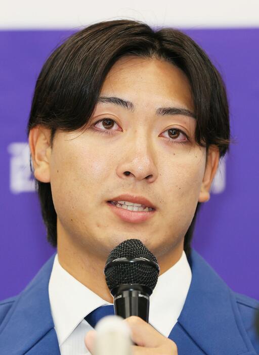 　中日に２位指名を受け、記者会見でうっすら目に涙をためる西濃運輸・吉田聖弥