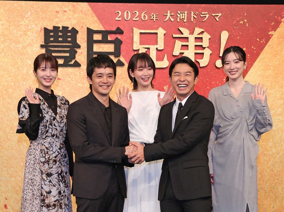 ＜2026年大河ドラマ「豊臣兄弟！」出演者発表会見＞フォトセッションで笑顔の（左から）浜辺美波、池松壮亮、吉岡里帆、仲野太賀、永野芽郁（撮影・西海　健太郎）