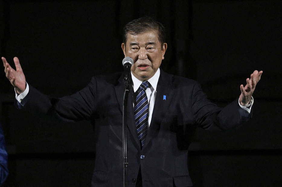 街頭演説で支持を訴える自民党総裁の石破首相