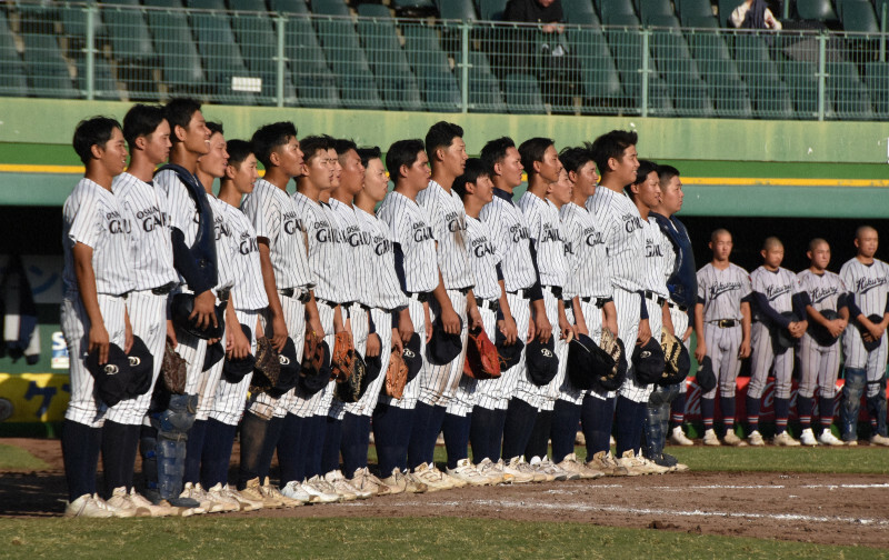 【大阪学院大高－北稜】近畿大会で初戦を突破し、校歌を歌う大阪学院大高の選手たち＝ほっともっとフィールド神戸で2024年10月21日、長宗拓弥撮影