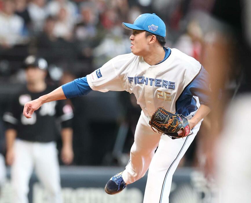 日本ハム対ロッテ　5回途中登板の田中正（撮影・黒川智章）