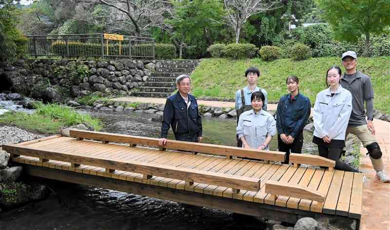 公園内の木橋を点検し、修繕した福岡大生たち＝17日、小国町