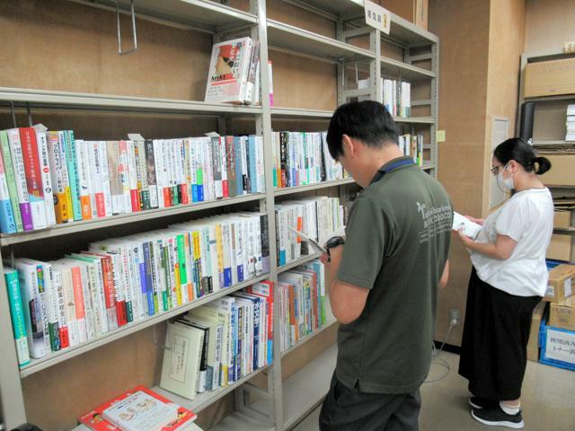 書店員が本を棚に並べ、司書らが購入する本を選定する「見計らい」=鳥取県立図書館提供