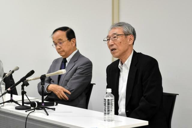 判決後に記者会見で語る向山隆さん（右）と松丸正弁護士=2024年10月22日、甲府市、池田拓哉撮影