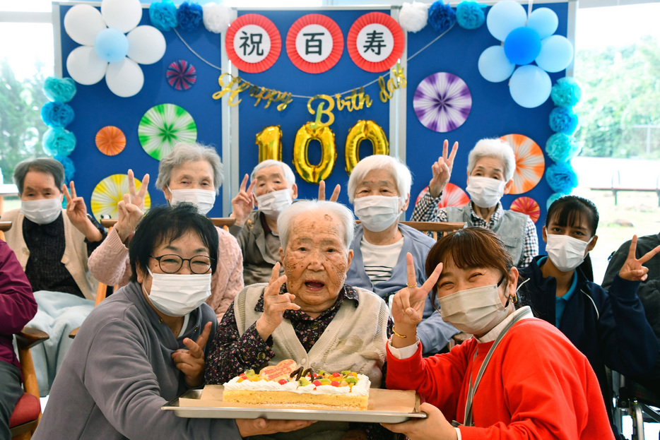 100歳を迎えた庄司さん（前列中央）＝館山