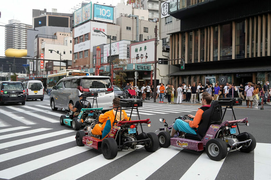 公道を走るカートはこれまで度々問題視されてきた（写真・時事通信）