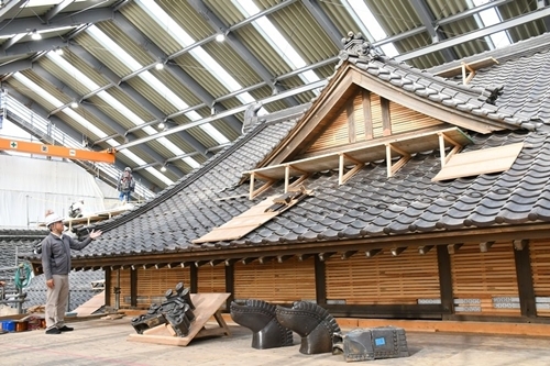 報道陣に公開された旧大社駅の屋根＝島根県出雲市大社町北荒木