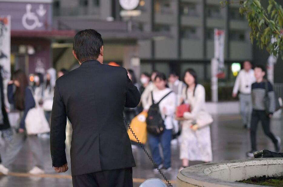 衆院解散後、地元に戻り演説する立候補予定者=9日夕、水戸市内