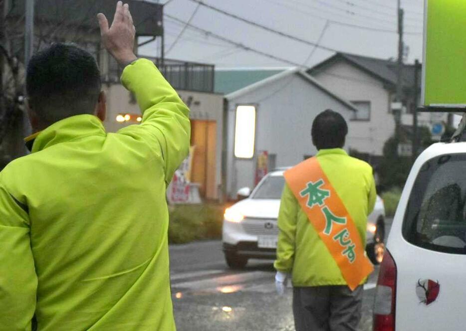 街頭演説に立つ新人男性=潮来市内