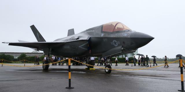 報道陣に公開されたステルス戦闘機Ｆ３５Ｂ＝２９日午後、新富町・航空自衛隊新田原基地