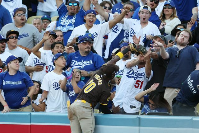 第2戦、ドジャース本拠地でのHRキャッチ(写真：USA TODAY Sports/ロイター/アフロ)