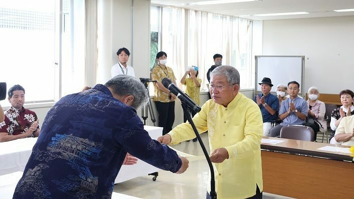 第50回衆院選の当選証書を受け取る赤嶺政賢氏（右）＝30日午前、県庁