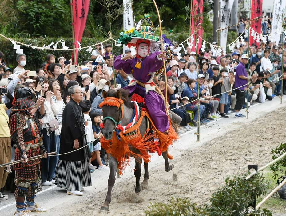 大勢が見守る中、流鏑馬を披露する中学生＝２０日、肝付町の四十九所神社前