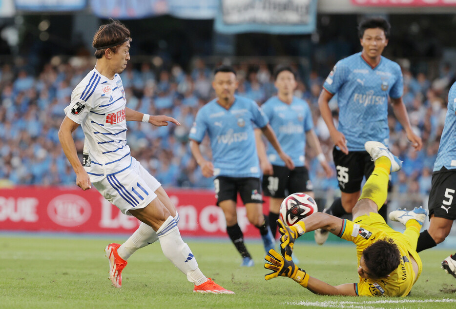 ルヴァン杯サッカー・川崎―新潟。後半、ゴールを決める新潟の太田（左）＝１３日、Ｕ等々力