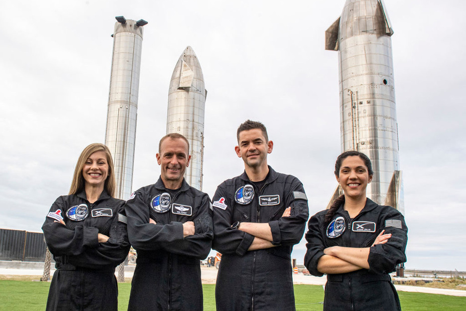 スペースXの「ポラリス・ドーン」のクルーとジャレッド・アイザックマン（中央右）Getty Images