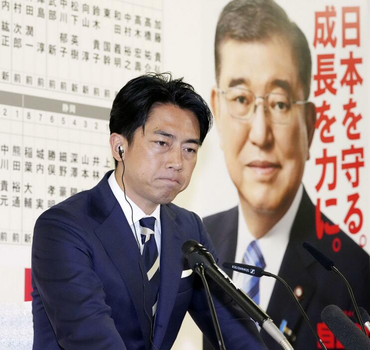 メディアのインタビューで厳しい表情を見せる自民党の小泉選対委員長＝27日午後8時3分、東京・永田町の党本部