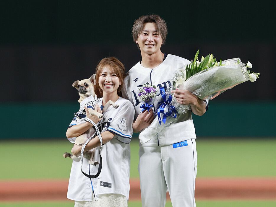 ９月15日の引退試合で奥様と愛犬から花束をもらった金子侑司（写真右）　photo by Koike Yoshihiro