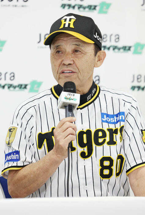 セ・リーグCSファーストSの前日会見に臨む阪神岡田監督（撮影・前田充）