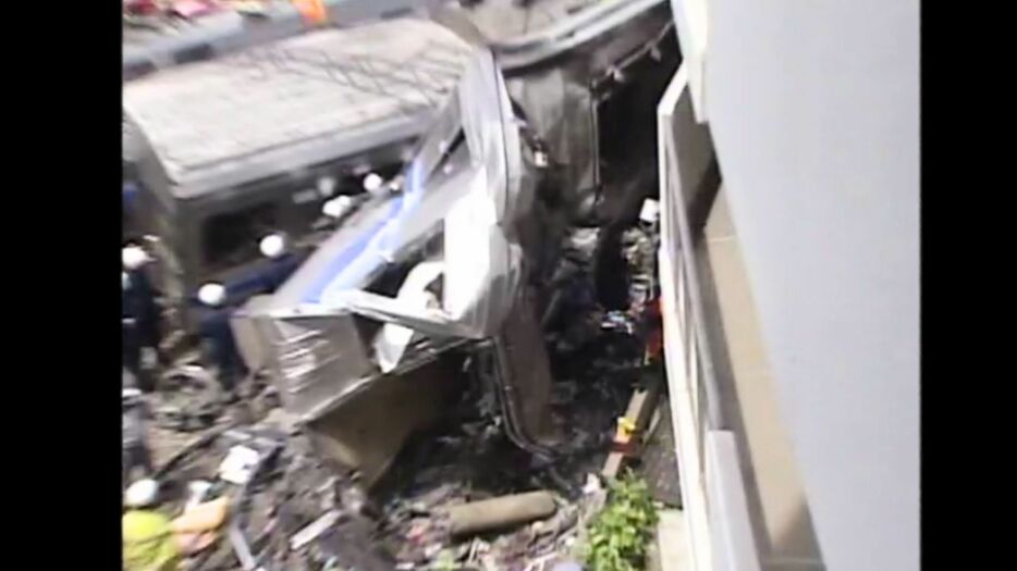 JR福知山線 脱線事故現場　マンションに激突している車両　2005年4月