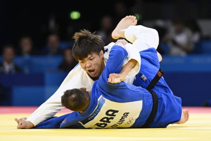 パリ五輪柔道男子６６キロ級決勝でブラジル選手を攻める阿部一二三＝２０２４年８月、パリ