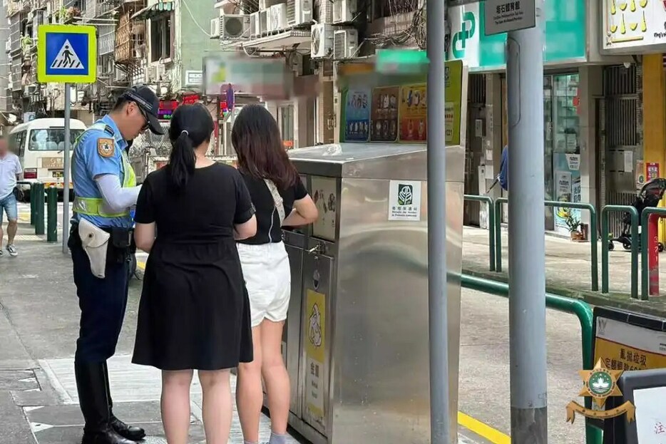 マカオ治安警察局が実施した歩行者の道路横断違反に対する取り締まりの様子（写真：マカオ治安警察局）