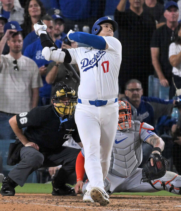 メッツとのナ・リーグ優勝決定シリーズ第６戦で適時打を放つドジャースの大谷＝２０日、ロサンゼルス