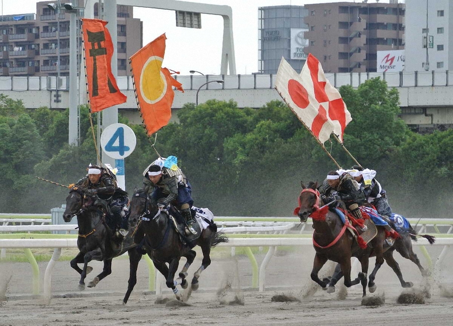 14年に大井競馬場で実演された相馬野馬追の甲冑（かっちゅう）競馬