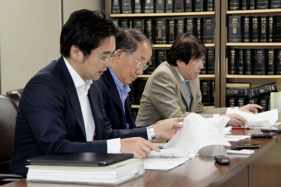 公開質問状の結果を公表する、全国霊感商法対策弁護士連絡会の弁護士＝16日午後、東京・霞が関の司法記者クラブ