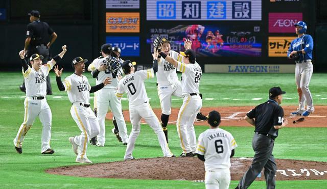 日本シリーズ進出を決め、喜ぶソフトバンクの選手たち=山本壮一郎撮影