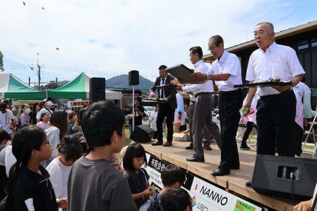 せんぐまきや演奏などがあり、多くの来場者でにぎわった道の駅「きたごう」の１周年記念感謝祭