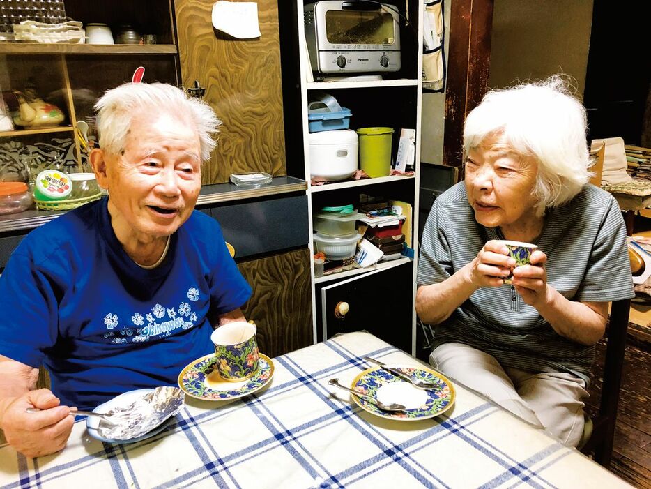 信友良則さんと文子さん　『あの世でも仲良う暮らそうや 104歳になる父がくれた人生のヒント』より