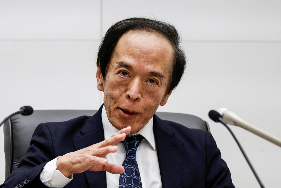 　１０月３１日、日銀の植田和男総裁（写真）は金融政策決定会合後の記者会見で、今回の「経済・物価情勢の展望」（展望リポート）で示した経済・物価の見通しが実現していけば「引き続き政策金利を引き上げ、金融緩和の度合いを調整していくことになる」と述べた。写真は同日、都内で撮影（２０２４年　ロイター/Kim Kyung-Hoon）