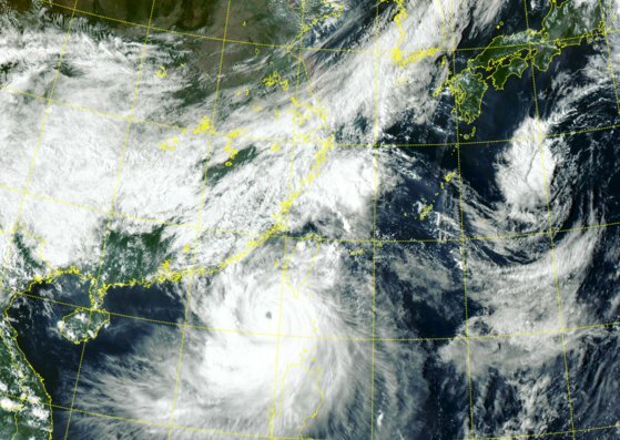 静止衛星「千里眼２Ａ号」から見た台風１８号「クラトーン」［写真　韓国気象庁］