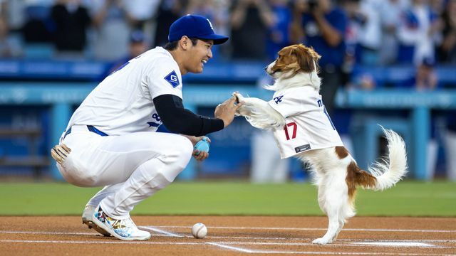 大谷翔平選手と愛犬デコピン(写真：USA TODAY Sports/ロイター/アフロ)