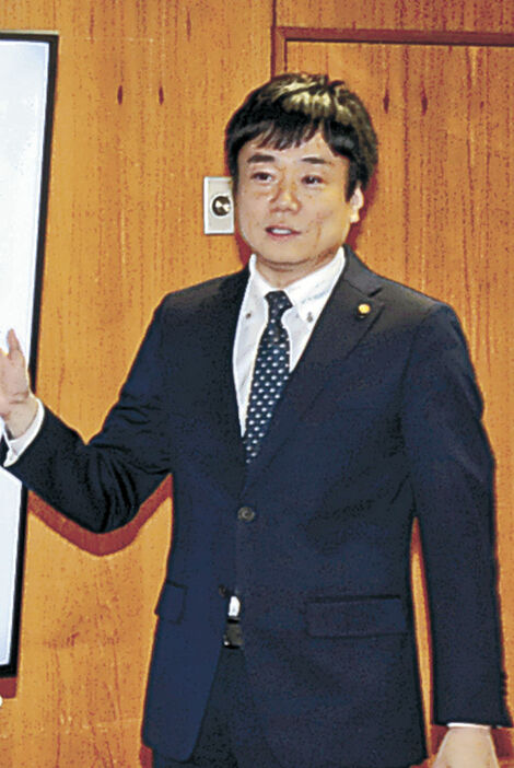 学生のデザイン案を講評する角田市長＝高岡市役所