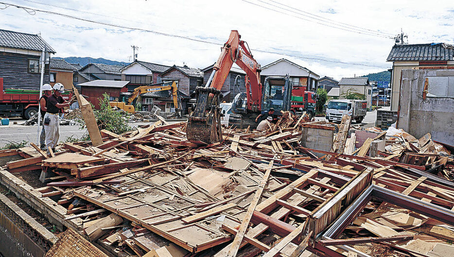 公費解体が進められる建物＝８月、輪島市鳳至町