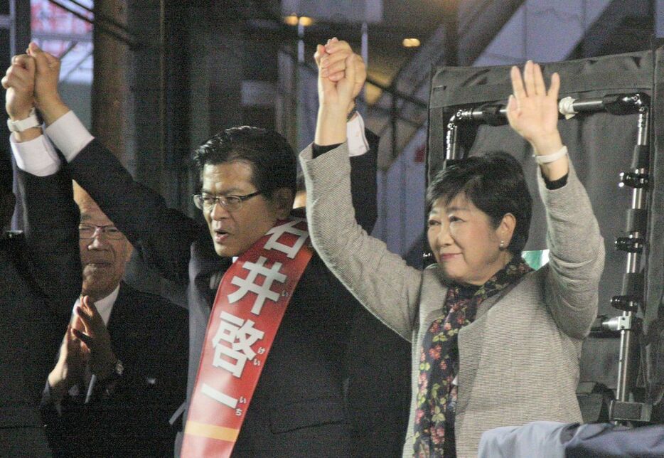 公明党の石井啓一代表の応援演説に駆け付けた東京都の小池百合子知事＝15日午後、埼玉県三郷市（宇都木渉撮影）