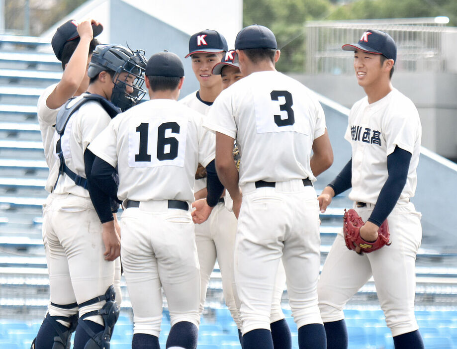 初回、マウンドに集まる掛川西ナイン