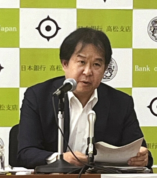 記者会見する日銀の安達誠司審議委員＝１６日午後、高松市