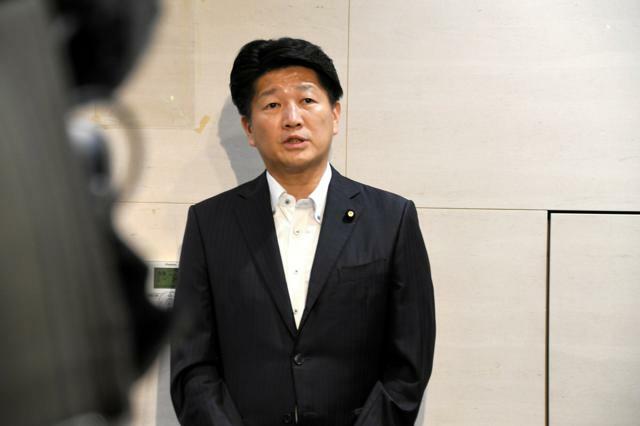 報道陣の取材に応じる公明党大阪府本部代表の石川博崇参院議員=2024年10月14日、大阪市西区、原田達矢撮影